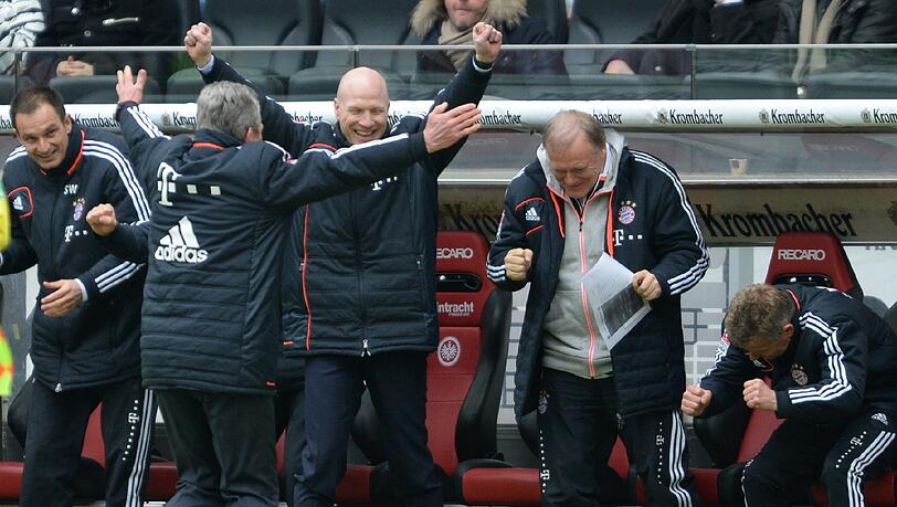 Und ja, er jubelt ja doch: Matthias Sammer beim Abpfiff an der Bayern-Bank (l. Trainer Jupp Heynckes). Foto: dpa Und ja, er jubelt ja doch: Matthias Sammer beim Abpfiff an der Bayern-Bank (l. Trainer Jupp Heynckes). Foto: dpa