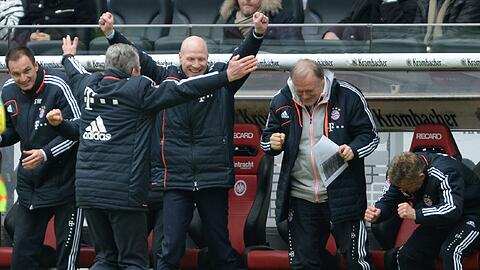 Und ja, er jubelt ja doch: Matthias Sammer beim Abpfiff an der Bayern-Bank (l. Trainer Jupp Heynckes). Foto: dpa