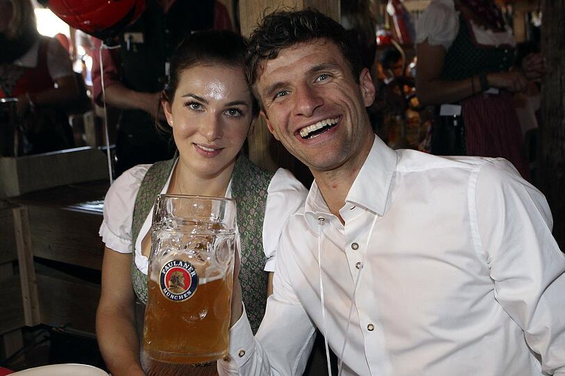 Thomas Müller und seine Frau Lisa haben gut lachen auf der Wiesn.