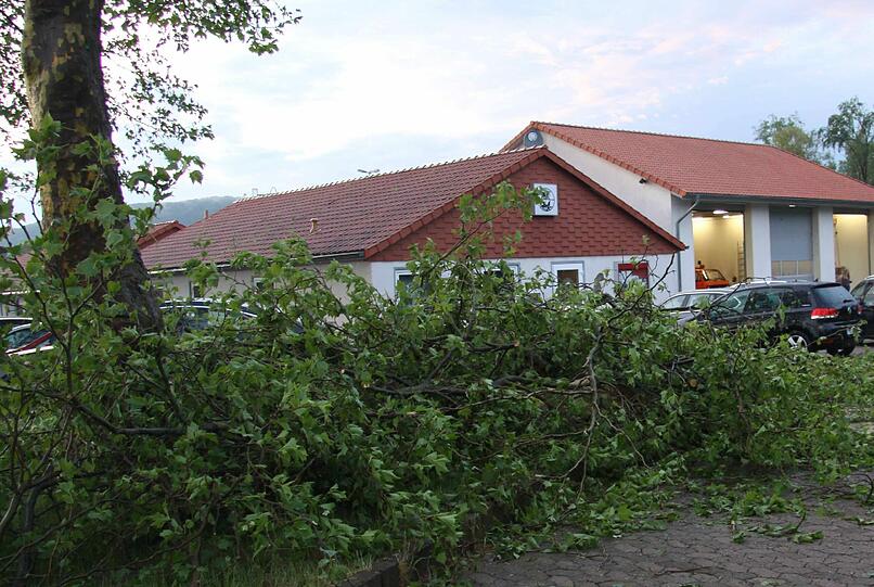 Das Unwetter hat in Nordrhein-Westfalen erhblichen Schaden angerichtet. Die Bilder.