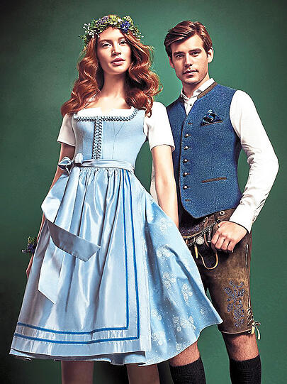 Wiesn 2018: Für Sie ein hellblaues Leinen-Dirndl (399 Euro), für Ihn eine Lederhosn aus Ziegenveloursleder (459 Euro), blaue Weste (169 Euro) und weißes Hemd (119 Euro, alles Lodenfrey).