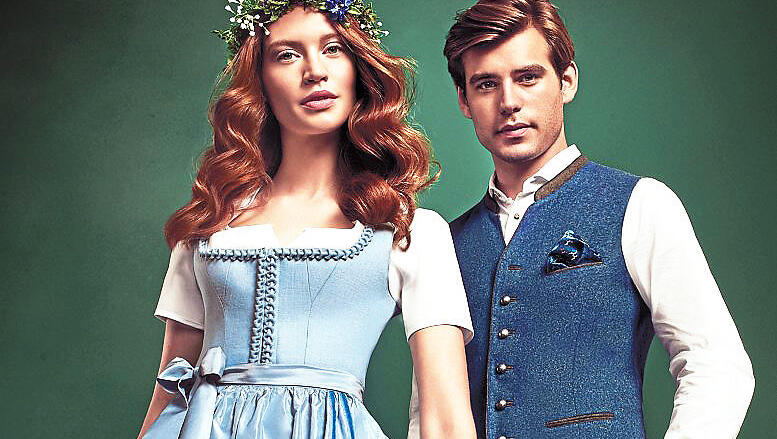 Wiesn 2018: Für Sie ein hellblaues Leinen-Dirndl (399 Euro), für Ihn eine Lederhosn aus Ziegenveloursleder (459 Euro), blaue Weste (169 Euro) und weißes Hemd (119 Euro, alles Lodenfrey). Wiesn 2018: Für Sie ein hellblaues Leinen-Dirndl (399 Euro), für Ihn eine Lederhosn aus Ziegenveloursleder (459 Euro), blaue Weste (169 Euro) und weißes Hemd (119 Euro, alles Lodenfrey).