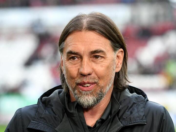 Trainer Martin Schmidt steht im Stadion. Foto: Stefan Puchner/dpa