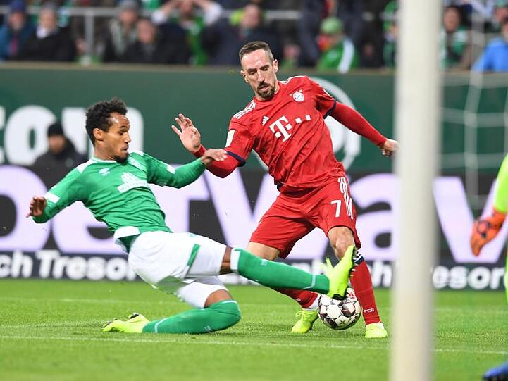 Werder Bremens Theodor Gebre Selassie (l.) kämpft im Spiel am Samstag gegen Bayerns Franck Ribery um den Ball. Foto: Carmen Jaspersen