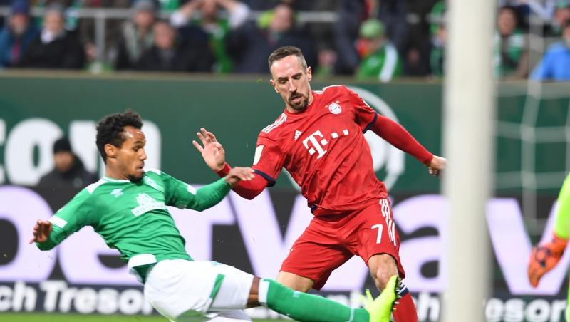 Werder Bremens Theodor Gebre Selassie (l.) kämpft im Spiel am Samstag gegen Bayerns Franck Ribery um den Ball. Foto: Carmen Jaspersen Werder Bremens Theodor Gebre Selassie (l.) kämpft im Spiel am Samstag gegen Bayerns Franck Ribery um den Ball. Foto: Carmen Jaspersen