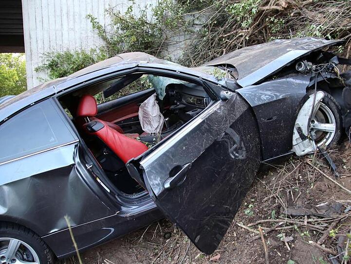 Ein beschädigtes Auto steht nach einem Unfall bei einem illegalen Autorennen. Foto: Alexander Auer/dpa/Archivbild