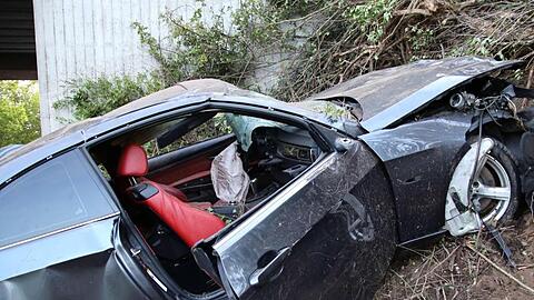 Ein beschädigtes Auto steht nach einem Unfall bei einem illegalen Autorennen. Foto: Alexander Auer/dpa/Archivbild