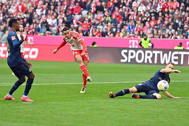 Von links nach innen und ins lange Eck: Spätestens seit dem Meistertreffer am 34. Spieltag der vergangenen Saison in Köln hat Jamal Musiala (m.) seinen "Signature Move" gefunden. Von links nach innen und ins lange Eck: Spätestens seit dem Meistertreffer am 34. Spieltag der vergangenen Saison in Köln hat Jamal Musiala (m.) seinen "Signature Move" gefunden.