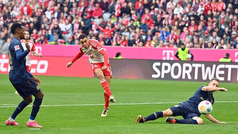 Von links nach innen und ins lange Eck: Spätestens seit dem Meistertreffer am 34. Spieltag der vergangenen Saison in Köln hat Jamal Musiala (m.) seinen "Signature Move" gefunden. Von links nach innen und ins lange Eck: Spätestens seit dem Meistertreffer am 34. Spieltag der vergangenen Saison in Köln hat Jamal Musiala (m.) seinen "Signature Move" gefunden.