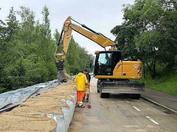 In Straubing schützen städtische Mitarbeiter eine Wohnsiedlung an der Donau auf etwa 400 Metern Länge mit Sandsäcken, sogenannten Big Packs. In tiefer gelegenen Abschnitten werden die den Angaben nach jeweils rund 1,8 Tonnen schweren Big Packs zweireihig aufgestellt. In Straubing schützen städtische Mitarbeiter eine Wohnsiedlung an der Donau auf etwa 400 Metern Länge mit Sandsäcken, sogenannten Big Packs. In tiefer gelegenen Abschnitten werden die den Angaben nach jeweils rund 1,8 Tonnen schweren Big Packs zweireihig aufgestellt.