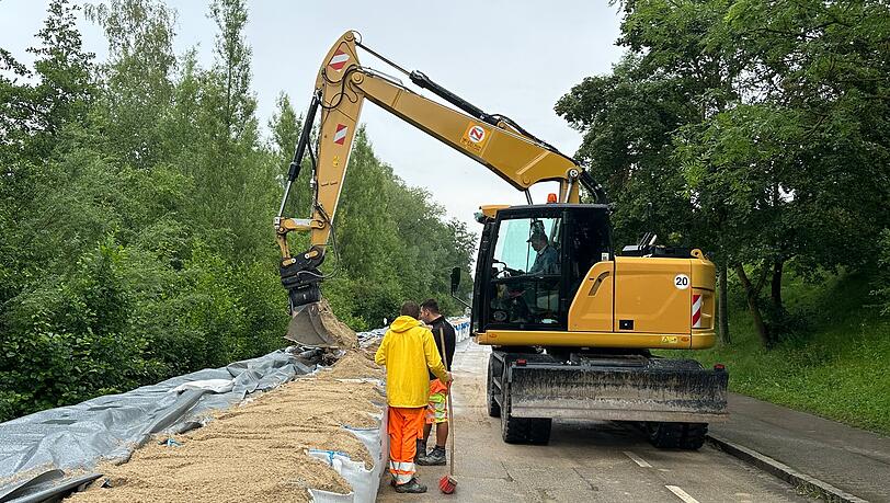 In Straubing schützen städtische Mitarbeiter eine Wohnsiedlung an der Donau auf etwa 400 Metern Länge mit Sandsäcken, sogenannten Big Packs. In tiefer gelegenen Abschnitten werden die den Angaben nach jeweils rund 1,8 Tonnen schweren Big Packs zweireihig aufgestellt. In Straubing schützen städtische Mitarbeiter eine Wohnsiedlung an der Donau auf etwa 400 Metern Länge mit Sandsäcken, sogenannten Big Packs. In tiefer gelegenen Abschnitten werden die den Angaben nach jeweils rund 1,8 Tonnen schweren Big Packs zweireihig aufgestellt.
