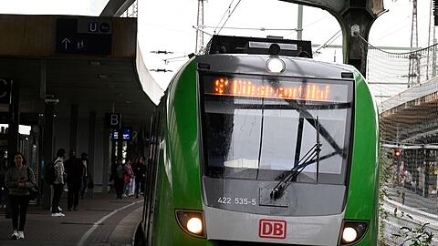 Bei der Bahn hat es innerhalb von zwei Tagen einen dritten mutmaßlich vorsätzlich verursachten Kabelbrand gegeben.