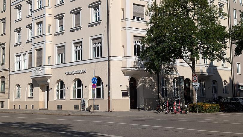 Von au&szlig;en schaut schon alles fertig aus: Die Burgerkette "Traumkuh" er&ouml;ffnet bald ihr erstes Lokal in M&uuml;nchen. G&auml;ste erreichen es in der Kapuzinerstra&szlig;e.