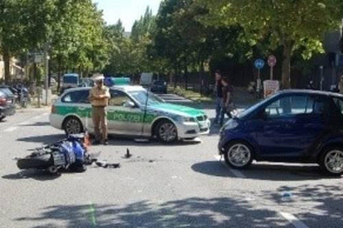 Wieder ein Motorradunfall in München: In der Riesenfeldstraße raste ein 25-Jähriger in einen Smart. Doch der junge Mann hatte Glück und überlebte.