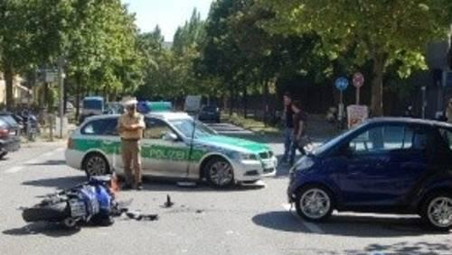 Wieder ein Motorradunfall in München: In der Riesenfeldstraße raste ein 25-Jähriger in einen Smart. Doch der junge Mann hatte Glück und überlebte. Wieder ein Motorradunfall in München: In der Riesenfeldstraße raste ein 25-Jähriger in einen Smart. Doch der junge Mann hatte Glück und überlebte.