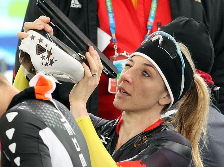 Anni Friesinger-Postma überprüft die Kufen ihrer Schlittschuhe.