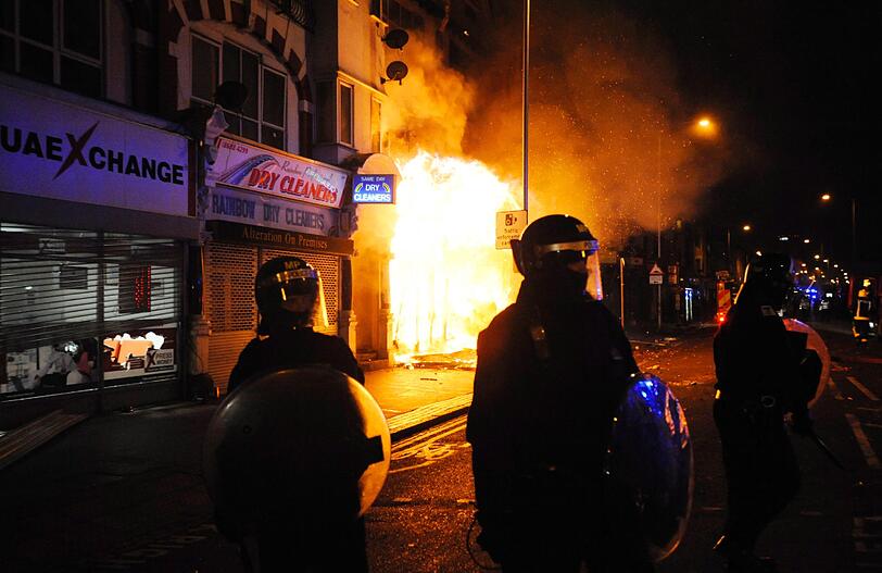 Brennende Autos, aufgebrochene Läden, Gewalt gegen Polizeibeamte und jetzt der erste Tote - seit Samstag Abend dauern die Krawalle in London an.