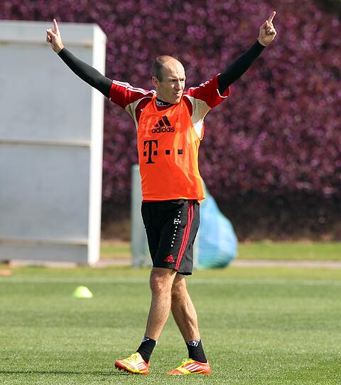 Auch Rafinha ist inzwischen in Doha angekommen. Am Donnerstag steht ein weiteres Testspiel auf dem Programm. Die Bilder von Tag 3 des Bayern-Trainingslagers.