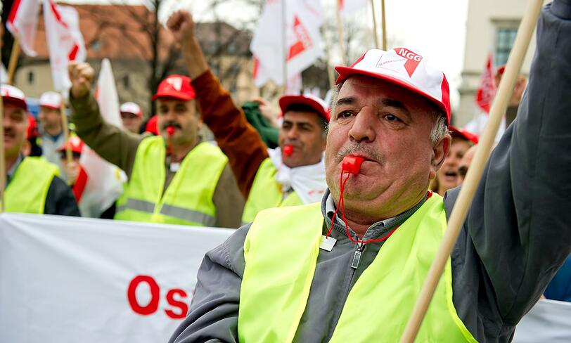 Mitarbeiter von Müller-Brot nehmen am Donnerstag vor dem Wirtschaftsministerium in München an einer Demonstration teil. Sie fordern den Erhalt ihrer Arbeitsplätze.