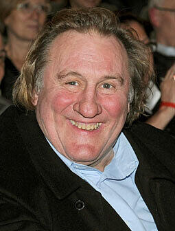 Auch mit "öffentlichem Austreten" schaffte es Schauspieler Gérard Depardieu schon mehrmals in die Schlagzeilen - egal ob er in einer Flugzeugkabine öffentlich seinem Harndrang nachgab oder auf offener Straße wütend gegen die Türen eines geparkten Autos drosch.