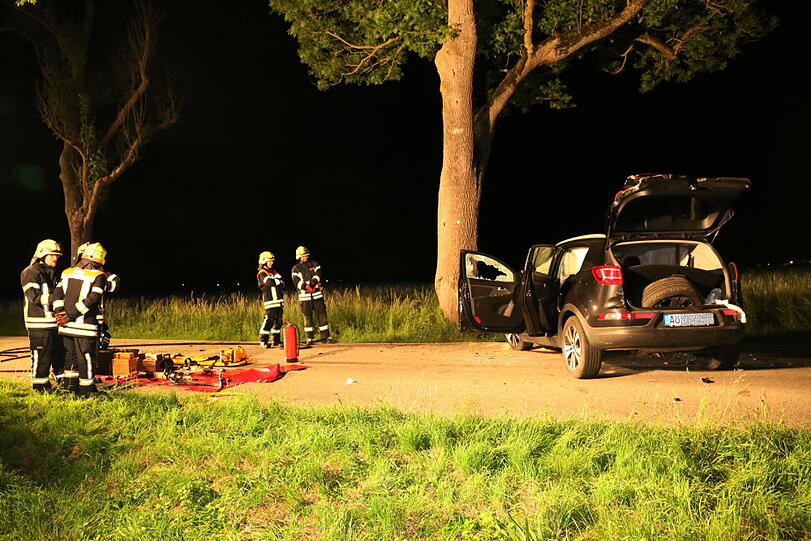 Tödlicher Unfall: In der Alleestraße vor der Ortschaft Tüßling ist ein 55-jähriger Mann mit seinem Pkw auf gerader Fahrbahn nach rechts von der Straße abgekommen und gegen einen Baum geprallt. Die Bilder.
