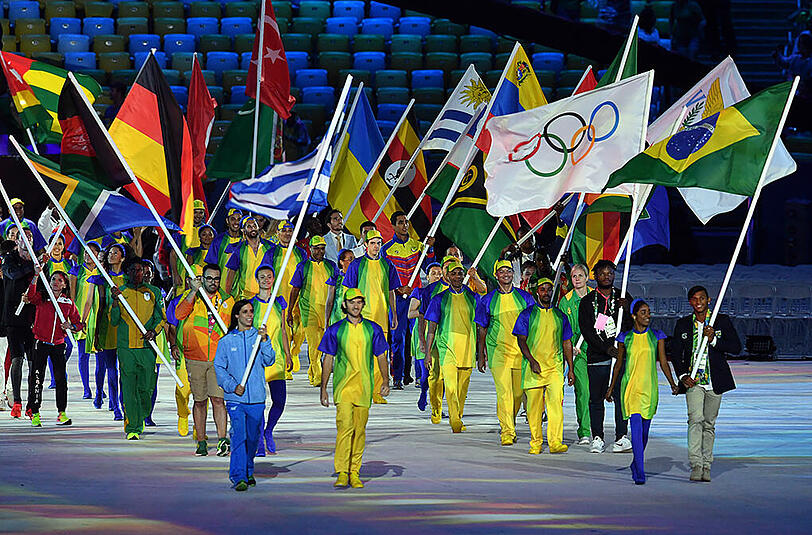 Die Bilder der knallbunten und komplett verregneten Abschlussfeier der olympischen Spiele von Rio.