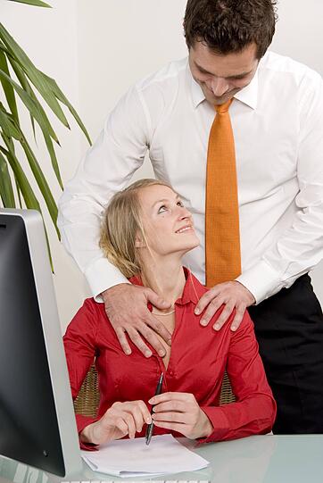 Immerhin vier Prozent haben schon einmal Sex im Büro gehabt.