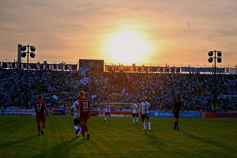 Sonnenuntergang über der unüberdachten Westkurve beim Spiel der Löwen gegen Preußen Münster am Freitag.