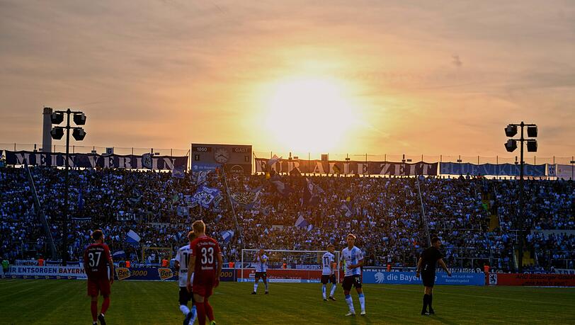 Sonnenuntergang über der unüberdachten Westkurve beim Spiel der Löwen gegen Preußen Münster am Freitag. Sonnenuntergang über der unüberdachten Westkurve beim Spiel der Löwen gegen Preußen Münster am Freitag.