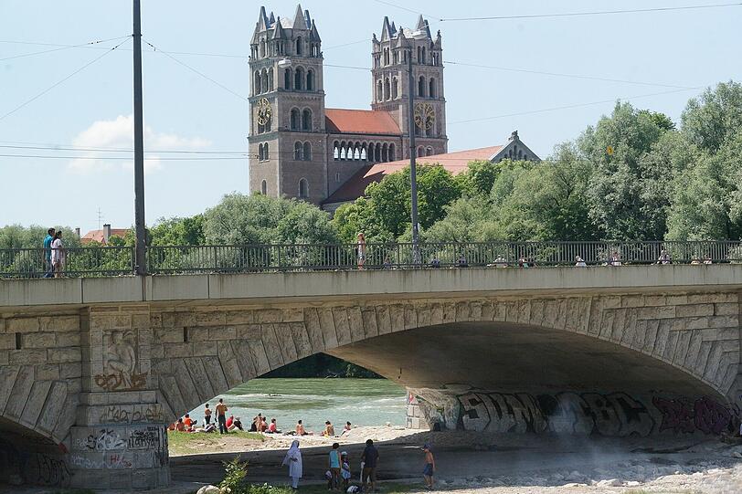 Einschmieren nicht vergessen: Die Münchner genießen die warmen Sonnenstrahlen in vollen Zügen. Fotos: Daniel von Loeper