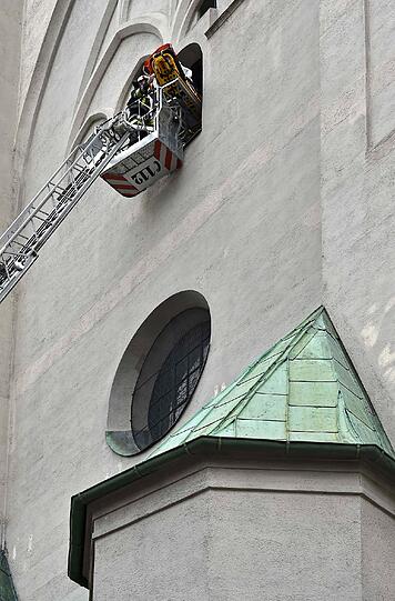 Einsatz für die Feuerwehr an der Peterskirche: Eine junge Frau war auf der Aussichtsplattform kollabiert.