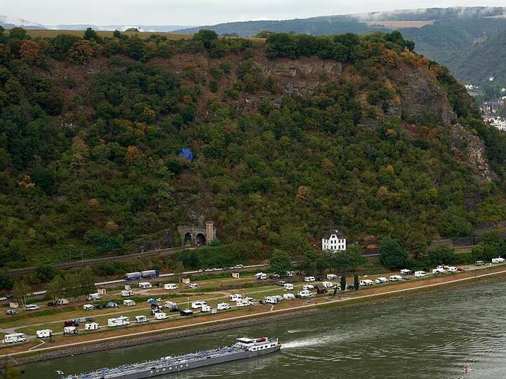 Die blaue Hülle des Heißluftballons hängt in einem Hang bei St. Goar.