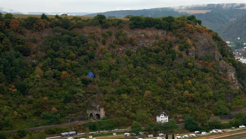 Die blaue Hülle des Heißluftballons hängt in einem Hang bei St. Goar. Die blaue Hülle des Heißluftballons hängt in einem Hang bei St. Goar.