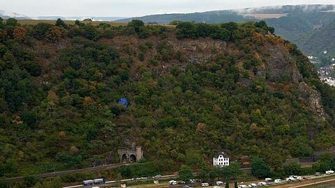 Die blaue Hülle des Heißluftballons hängt in einem Hang bei St. Goar.