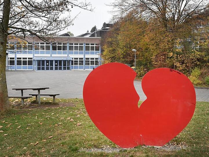 Die Skulptur eines gebrochenen Herzens vor dem Schulzentrum im sauerländischen Wenden: In der Nähe hatte ein 14-Jähriger seinen zwei Jahre älteren Mitschüler erwürgt.