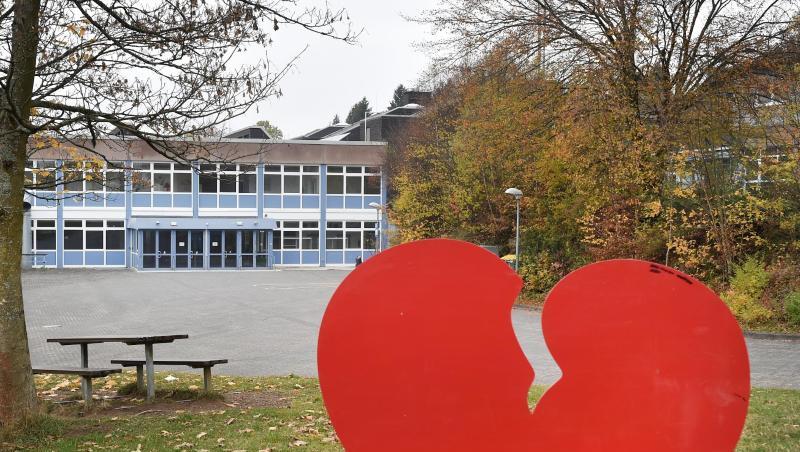 Die Skulptur eines gebrochenen Herzens vor dem Schulzentrum im sauerländischen Wenden: In der Nähe hatte ein 14-Jähriger seinen zwei Jahre älteren Mitschüler erwürgt. Die Skulptur eines gebrochenen Herzens vor dem Schulzentrum im sauerländischen Wenden: In der Nähe hatte ein 14-Jähriger seinen zwei Jahre älteren Mitschüler erwürgt.