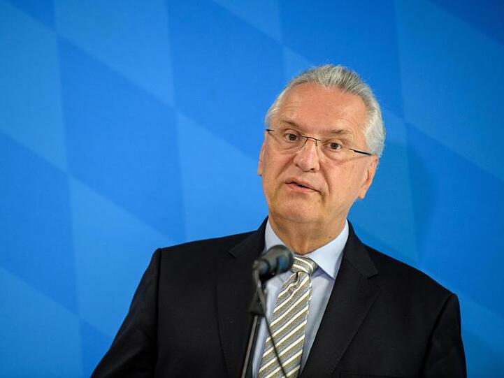 Joachim Herrmann (CSU), Innenminister von Bayern, spricht auf dem Podium. Foto: Matthias Balk/Archiv