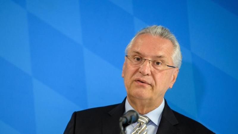 Joachim Herrmann (CSU), Innenminister von Bayern, spricht auf dem Podium. Foto: Matthias Balk/Archiv Joachim Herrmann (CSU), Innenminister von Bayern, spricht auf dem Podium. Foto: Matthias Balk/Archiv