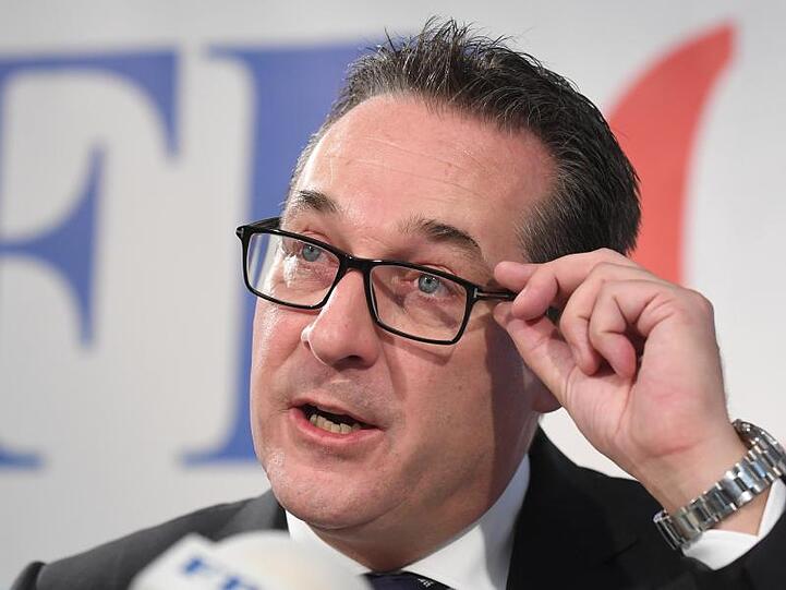 Heinz-Christian Strache, Österreichs ehemaliger Vizekanzler und FPÖ-Obmann, kündigt Anzeigen gegen drei Personen an.