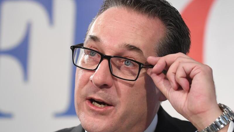 Heinz-Christian Strache, Österreichs ehemaliger Vizekanzler und FPÖ-Obmann, kündigt Anzeigen gegen drei Personen an. Heinz-Christian Strache, Österreichs ehemaliger Vizekanzler und FPÖ-Obmann, kündigt Anzeigen gegen drei Personen an.