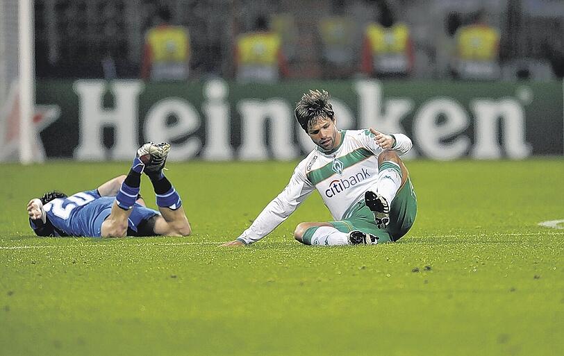Bei Werders Auftaktpleite gegen Famagusta: Diego (r.) liegt nach einem Foul von Vincent Laban am Boden.