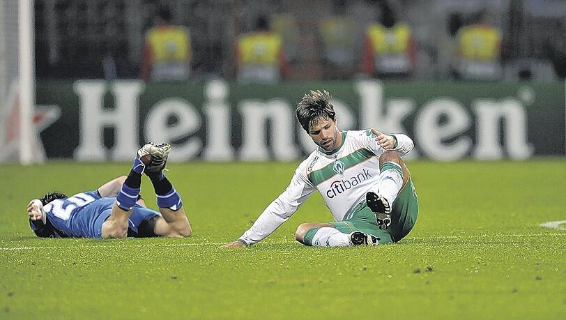 Bei Werders Auftaktpleite gegen Famagusta: Diego (r.) liegt nach einem Foul von Vincent Laban am Boden. Bei Werders Auftaktpleite gegen Famagusta: Diego (r.) liegt nach einem Foul von Vincent Laban am Boden.
