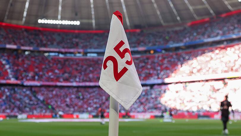 Beim letzten Spiel von Thomas Müller in der Allianz Arena zierte seine Nummer 25 sogar die Eckfahne. Beim letzten Spiel von Thomas Müller in der Allianz Arena zierte seine Nummer 25 sogar die Eckfahne.
