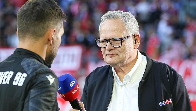 Ulli Potofski in seinem Element: Fast zwei Jahrzehnte war er als Fußballkommentator für Sky im Einsatz.