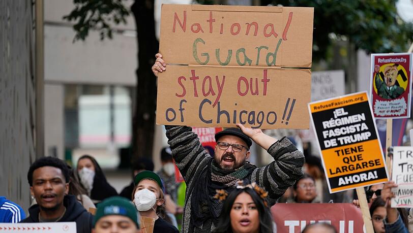 Trump demonstriert seine Macht - und in Chicago kocht die Stimmung hoch.
