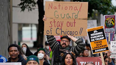 Trump demonstriert seine Macht - und in Chicago kocht die Stimmung hoch.
