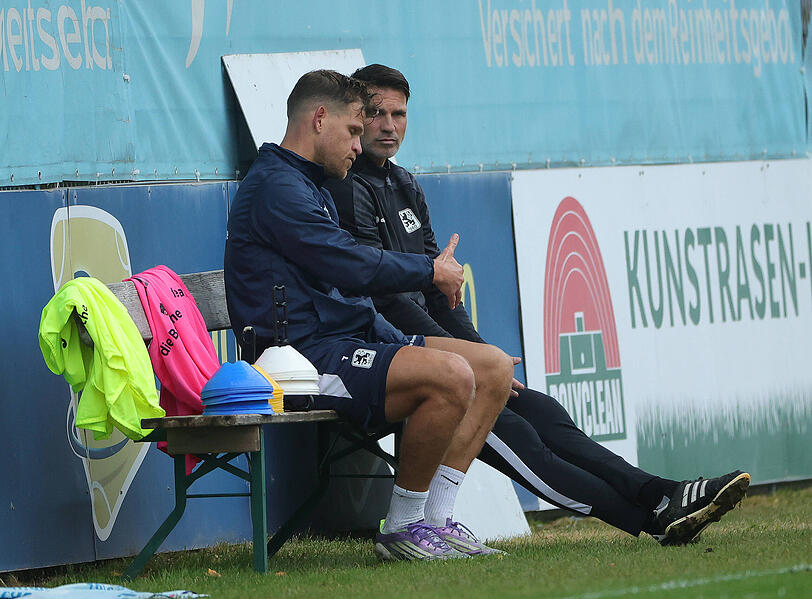 23. September 2025: Florian Niederlechner (l.) im Gespräch mit Trainer Patrick Glöckner, der fünf Tage und eine Niederlage später seinen Posten räumen musste.