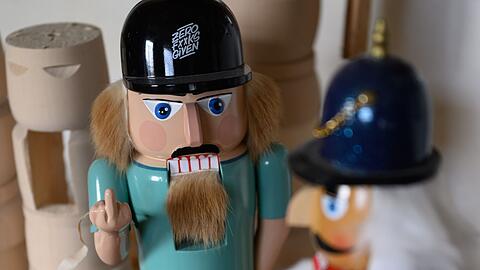 Hölzerner Rebell: Der erzgebirgische Nussknacker zeigt Billigkopien aus Fernost den Stinkefinger.