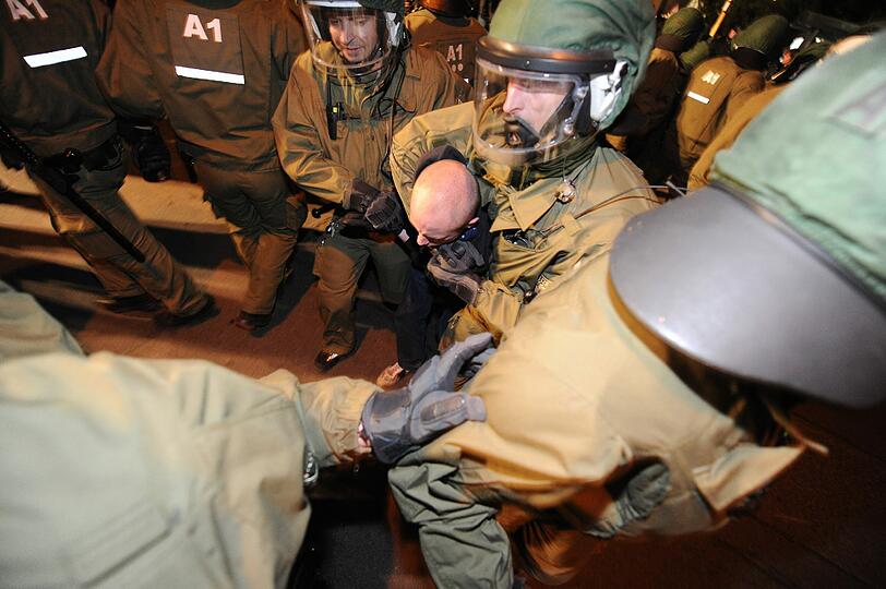 Ein Großaufgebot der Polizei versucht in der Nacht auf den 1. Mai, in der es in jedem Jahr zu gewaltsamen Ausschreitungen kommt, für Ordnung zu sorgen. Die Bilder
