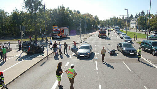 Weil sie eine rote Ampel übersah, wurde eine Linksabbiegerin in ihrem Fiat Panda auf der Fürstenriederstraße von einem BMW und einem Motorrad gerammt. Sechs Personen wurden dabei verletzt. Weil sie eine rote Ampel übersah, wurde eine Linksabbiegerin in ihrem Fiat Panda auf der Fürstenriederstraße von einem BMW und einem Motorrad gerammt. Sechs Personen wurden dabei verletzt.